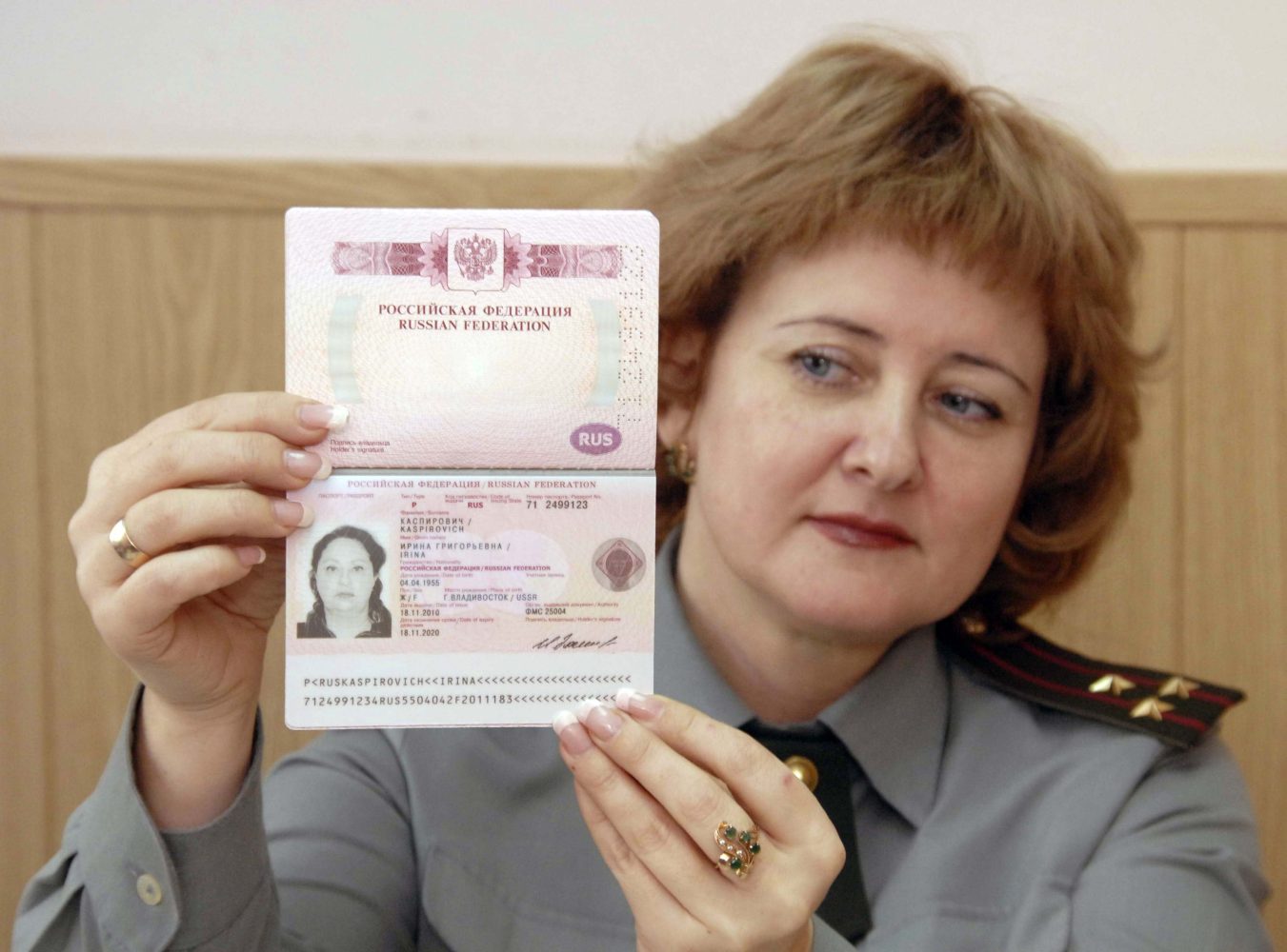 МИД Украины разрешил гражданам делать фото на документы в головных уборах