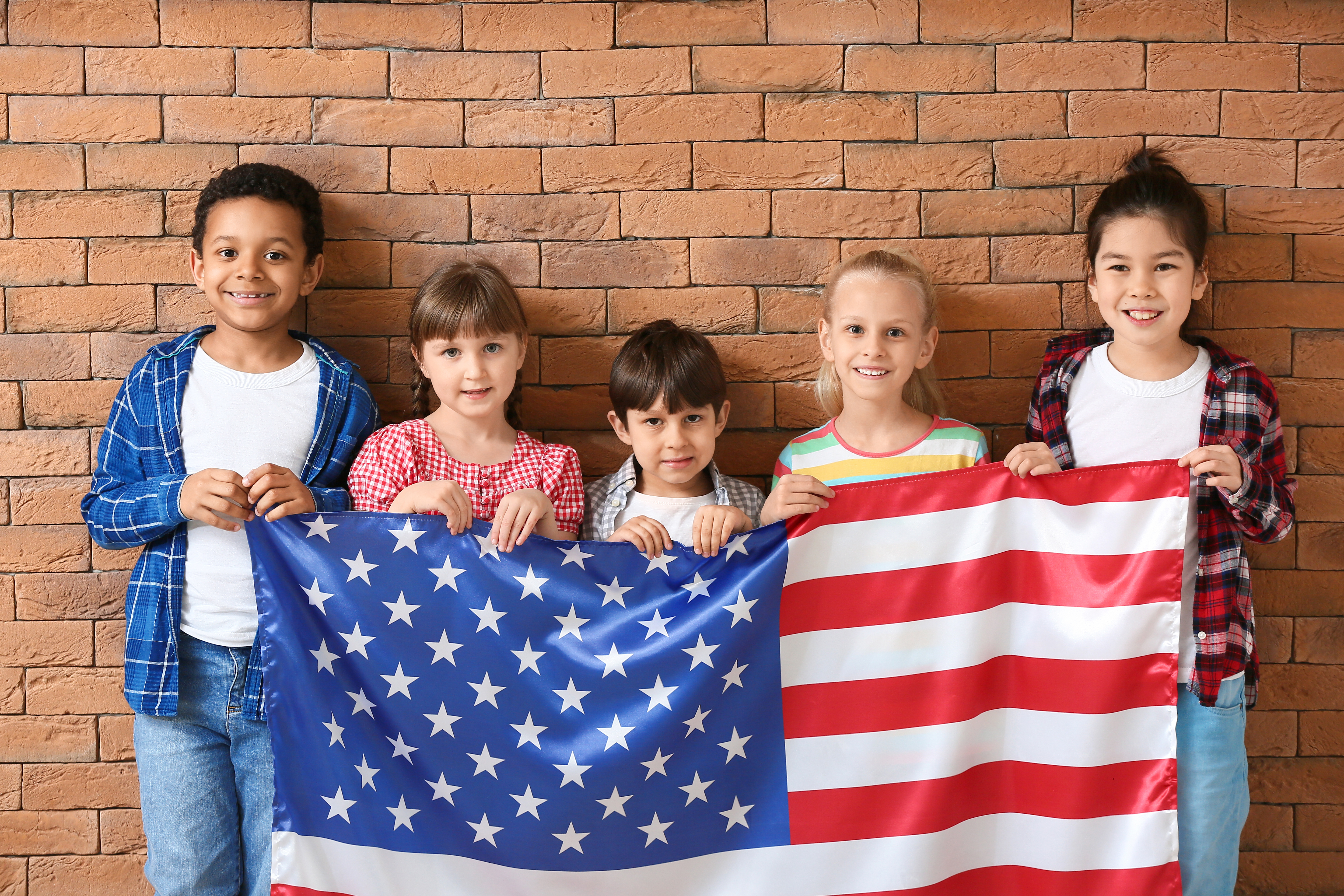 Дети с флагом США, где они могут получить паспорт по праву рождения