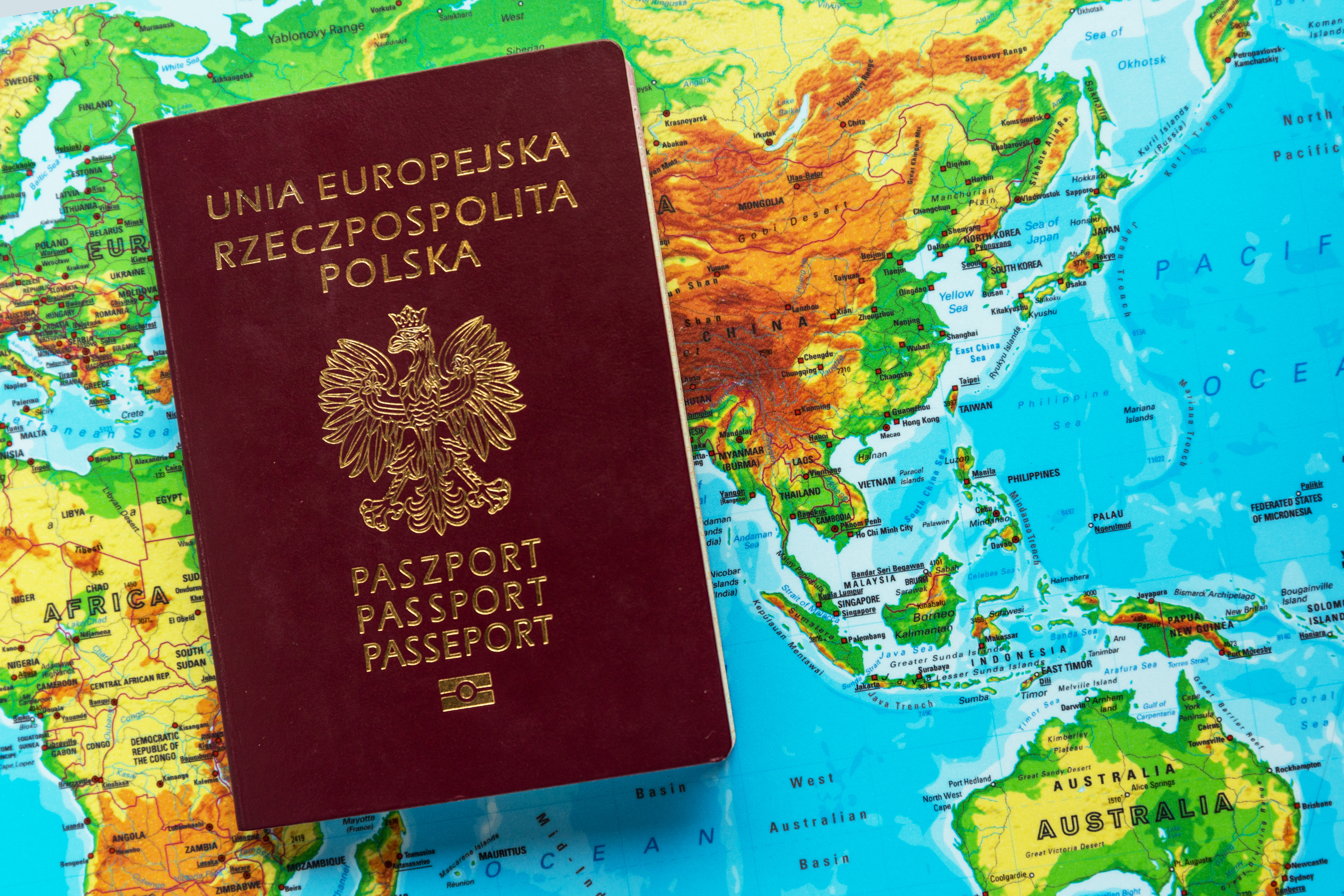 Паспорт Польши на карте Европы, который означает польское гражданство