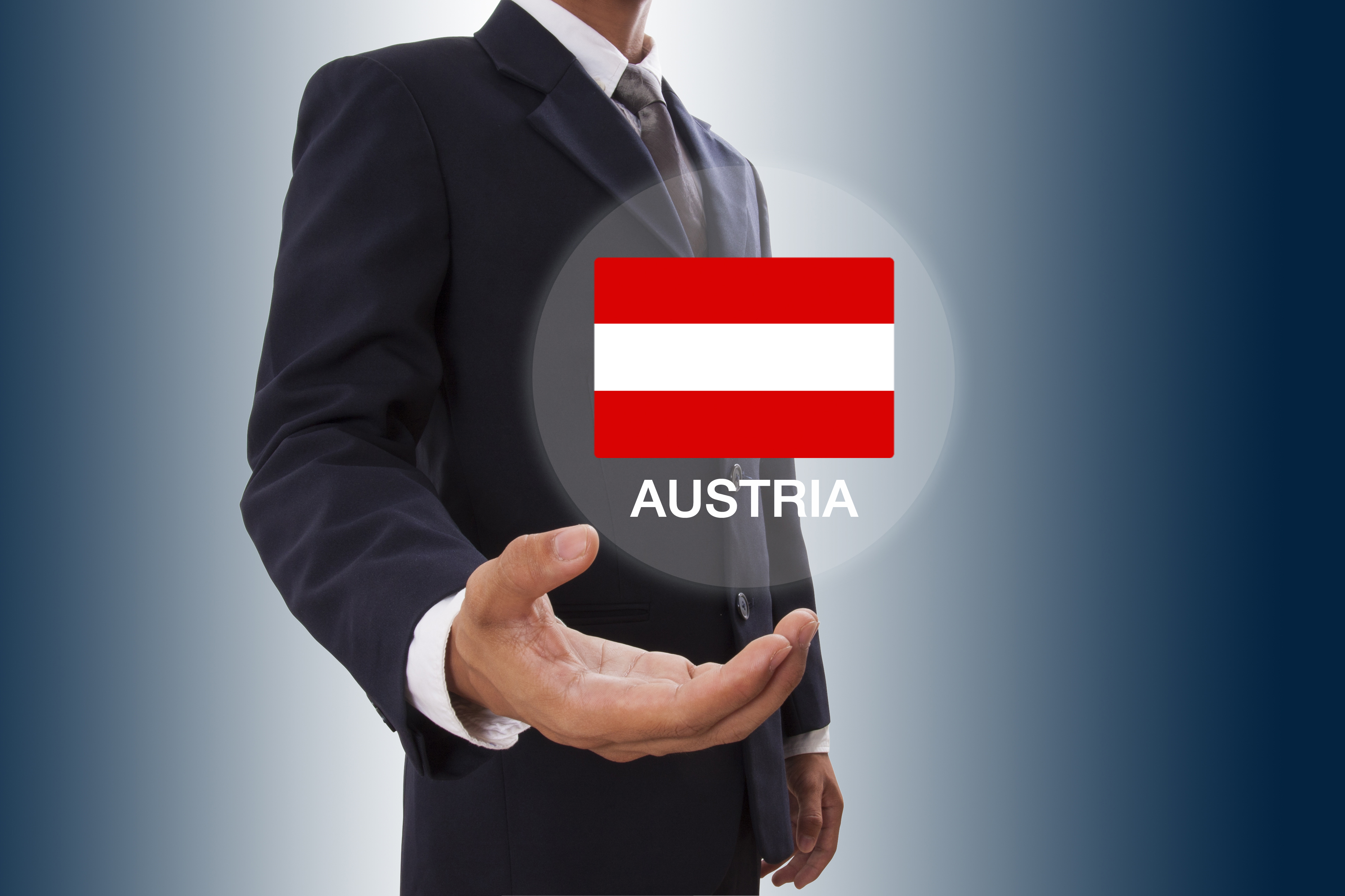 Мужчина держит карточку с флагом Австрии, работа в которой доступна для русских, украинцев и белорусов