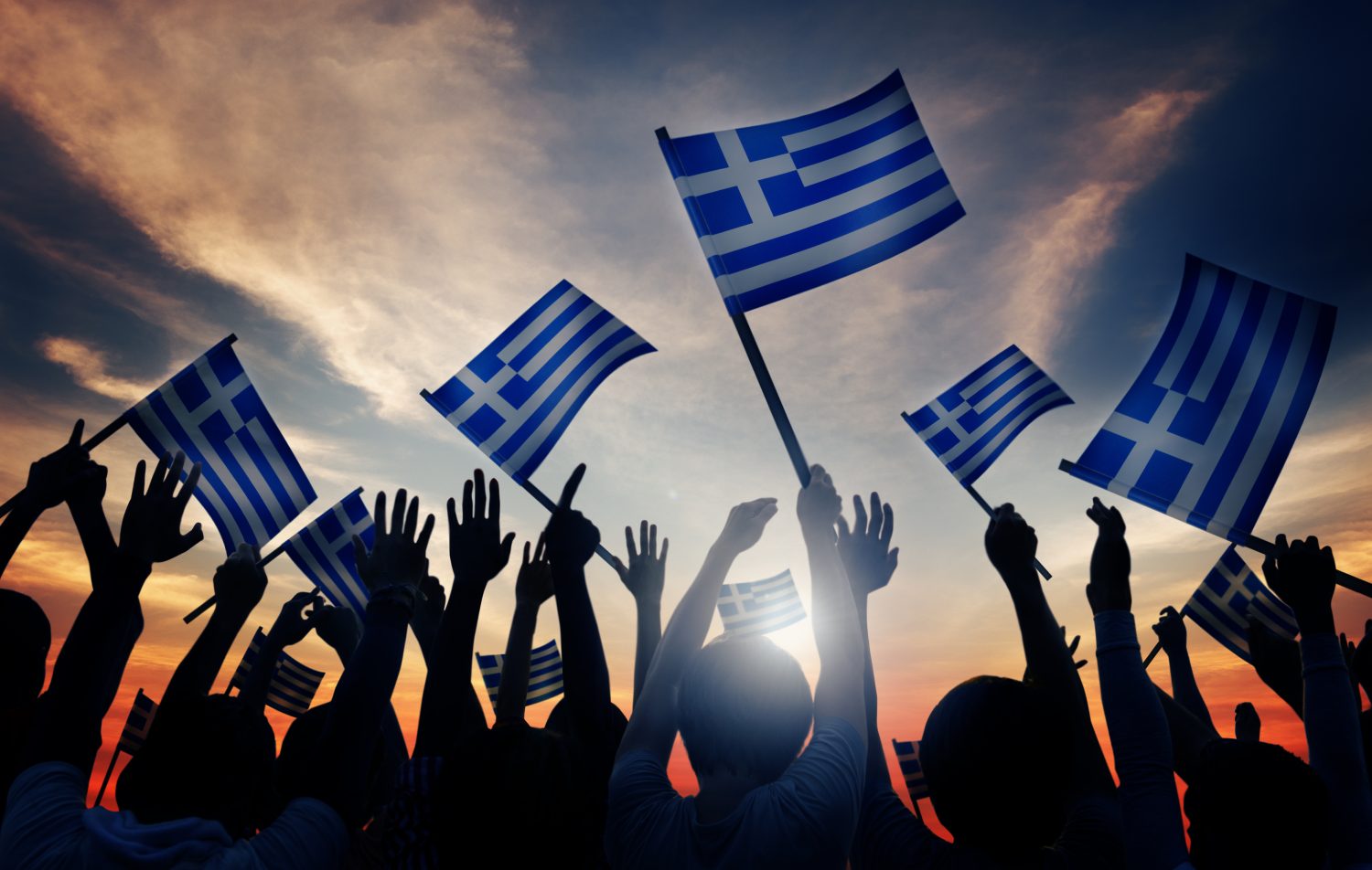 Люди с флагами Греции, трудоустройство в которой доступно для иностранцев