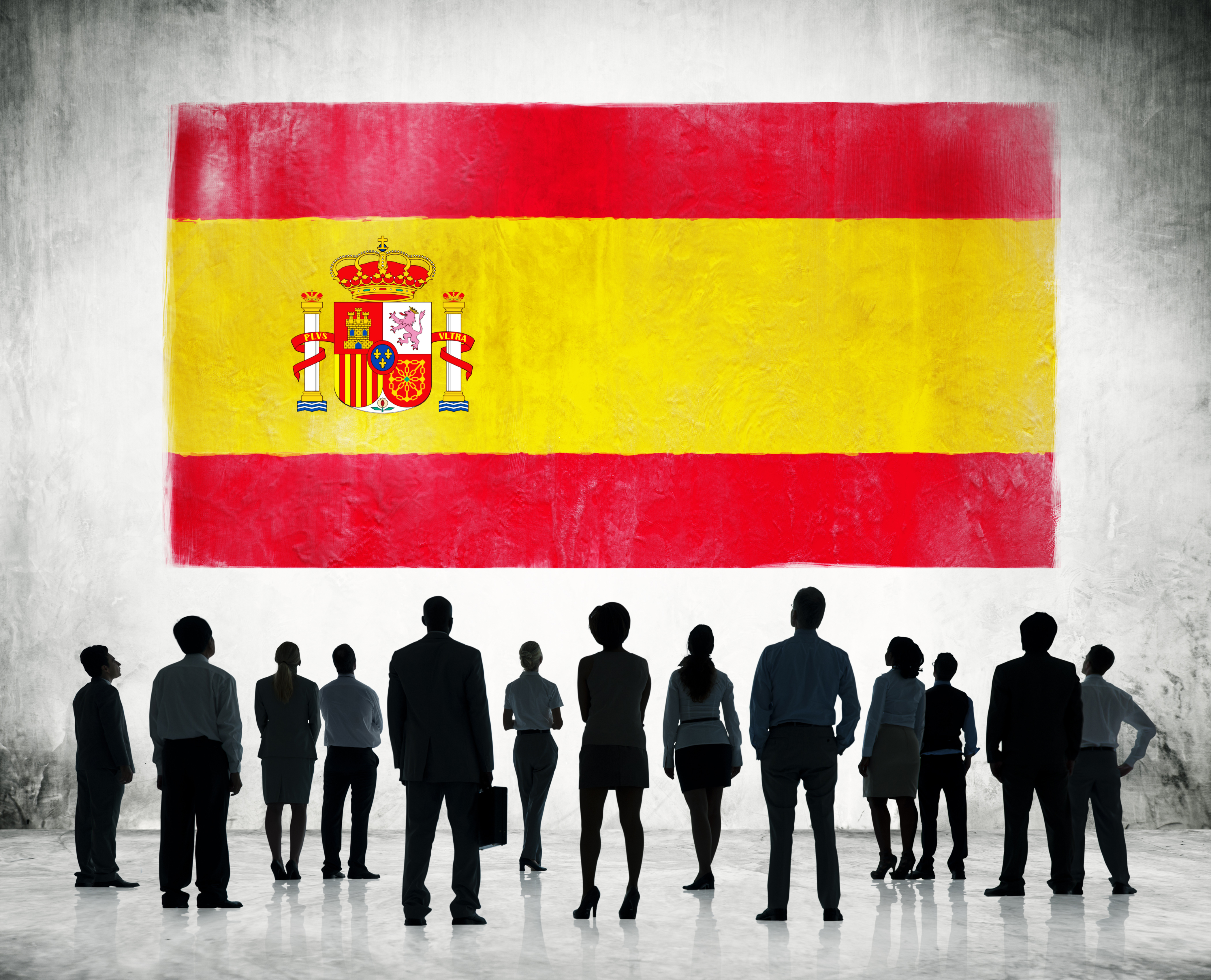 Люди и флаг Испании, где иностранцы могут устроится на работу