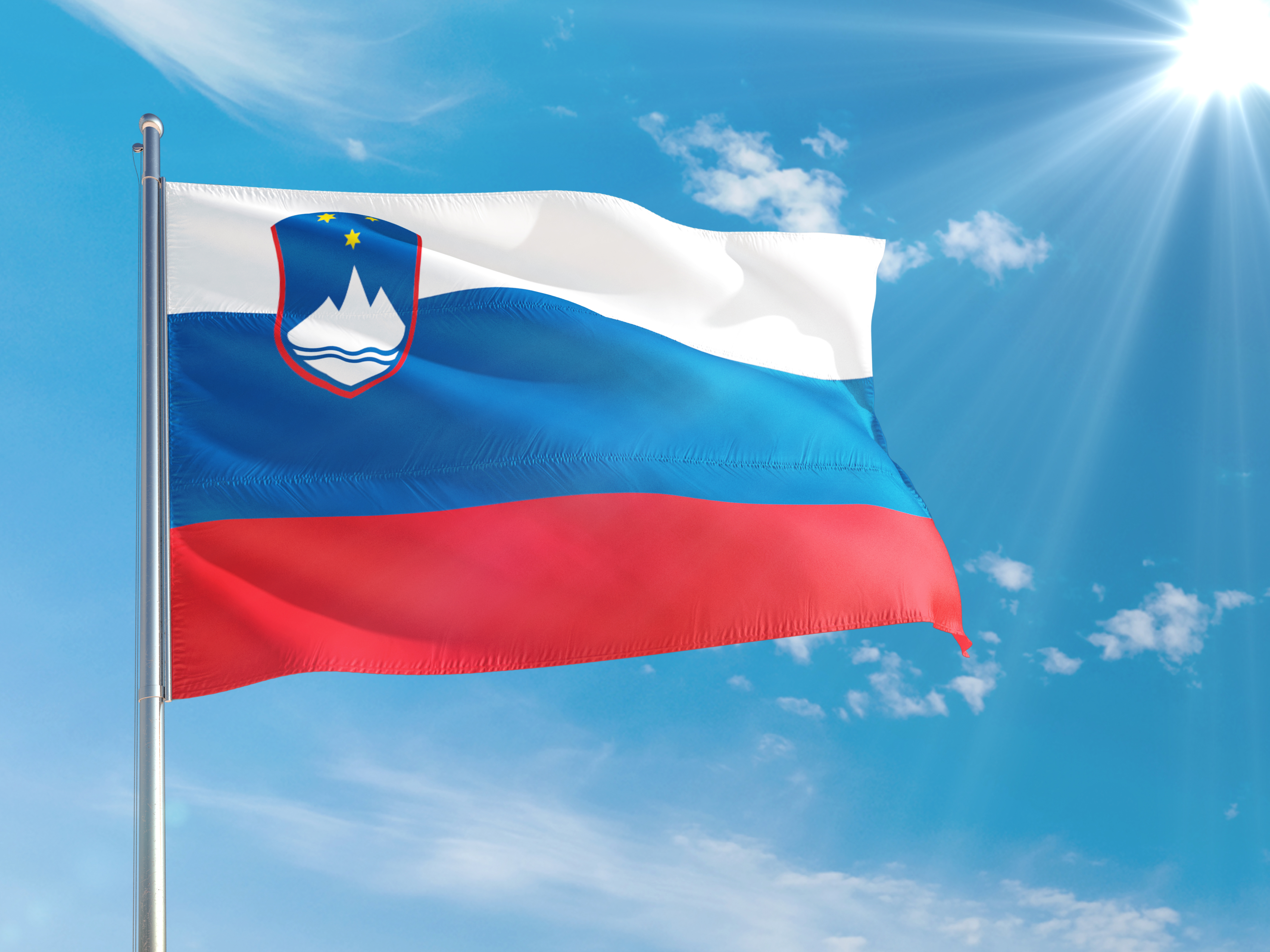 Флаг Словении, страны, ПМЖ которой могут получить иностранцы
