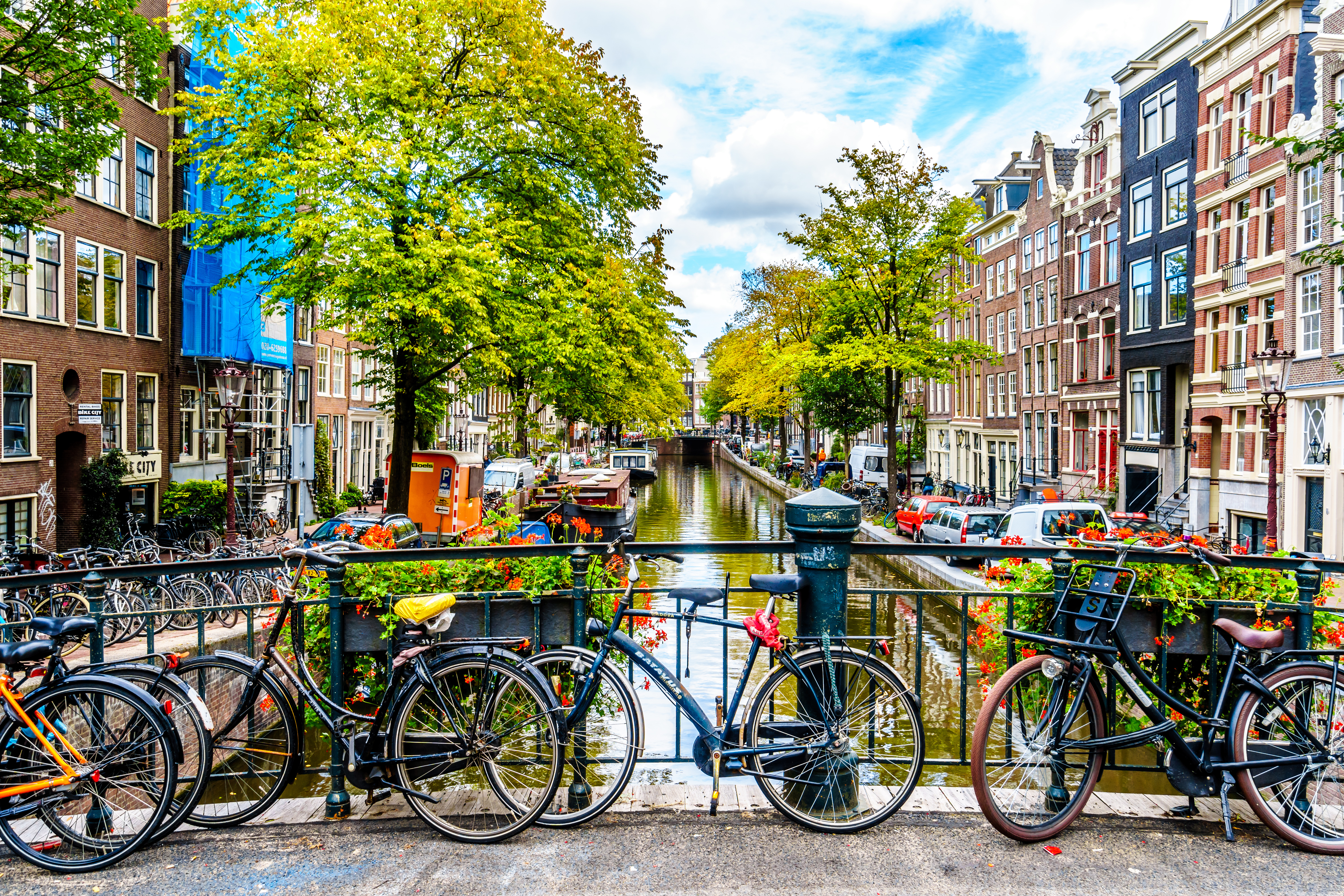 Амстердам - столица Нидерландов, ПМЖ которых могут получить иностранцы