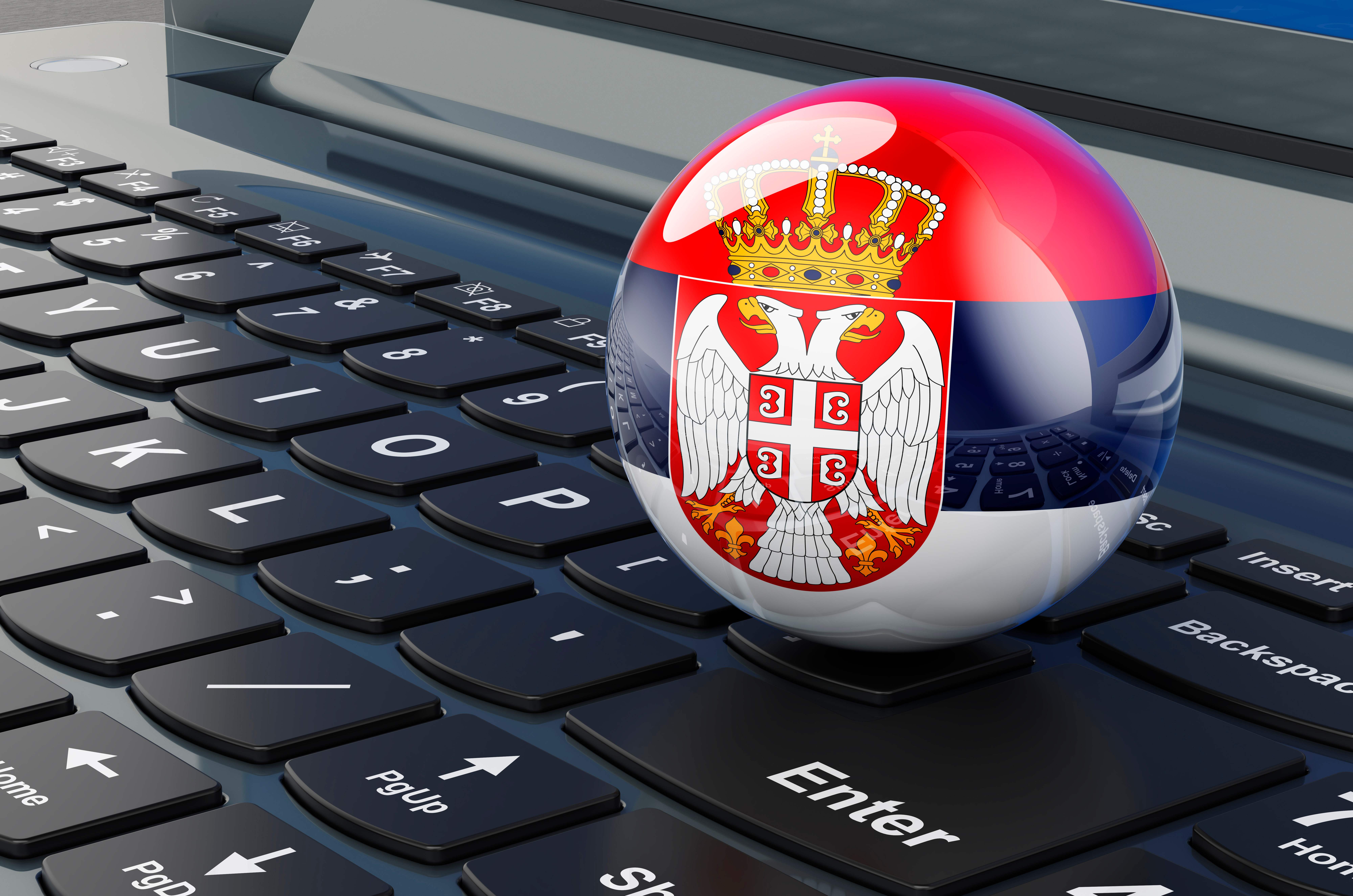 Клавиатура и флаг Сербии, работа в которой доступна для русских
