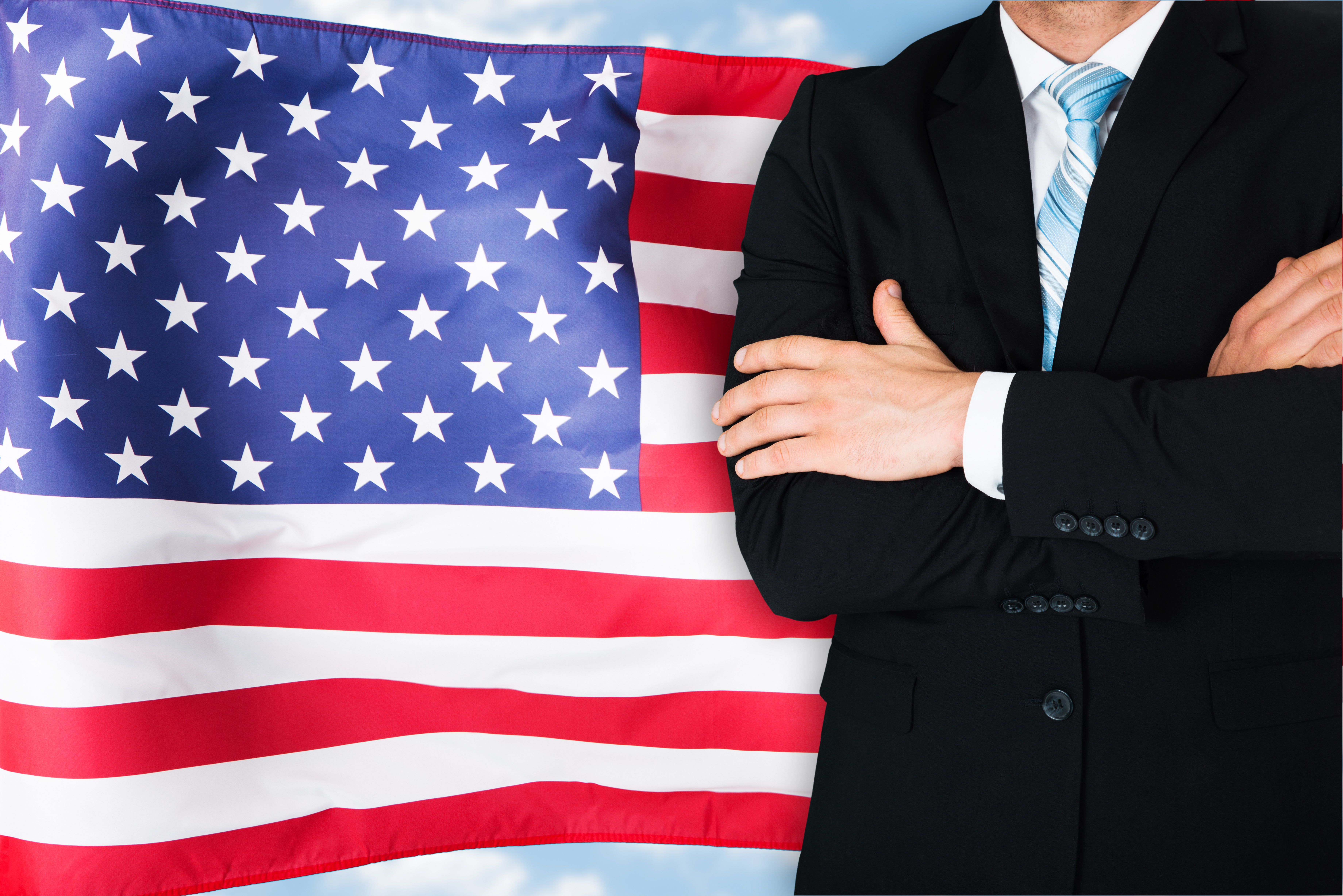 Мужчина на фоне флага США, где работа доступна для иностранцев