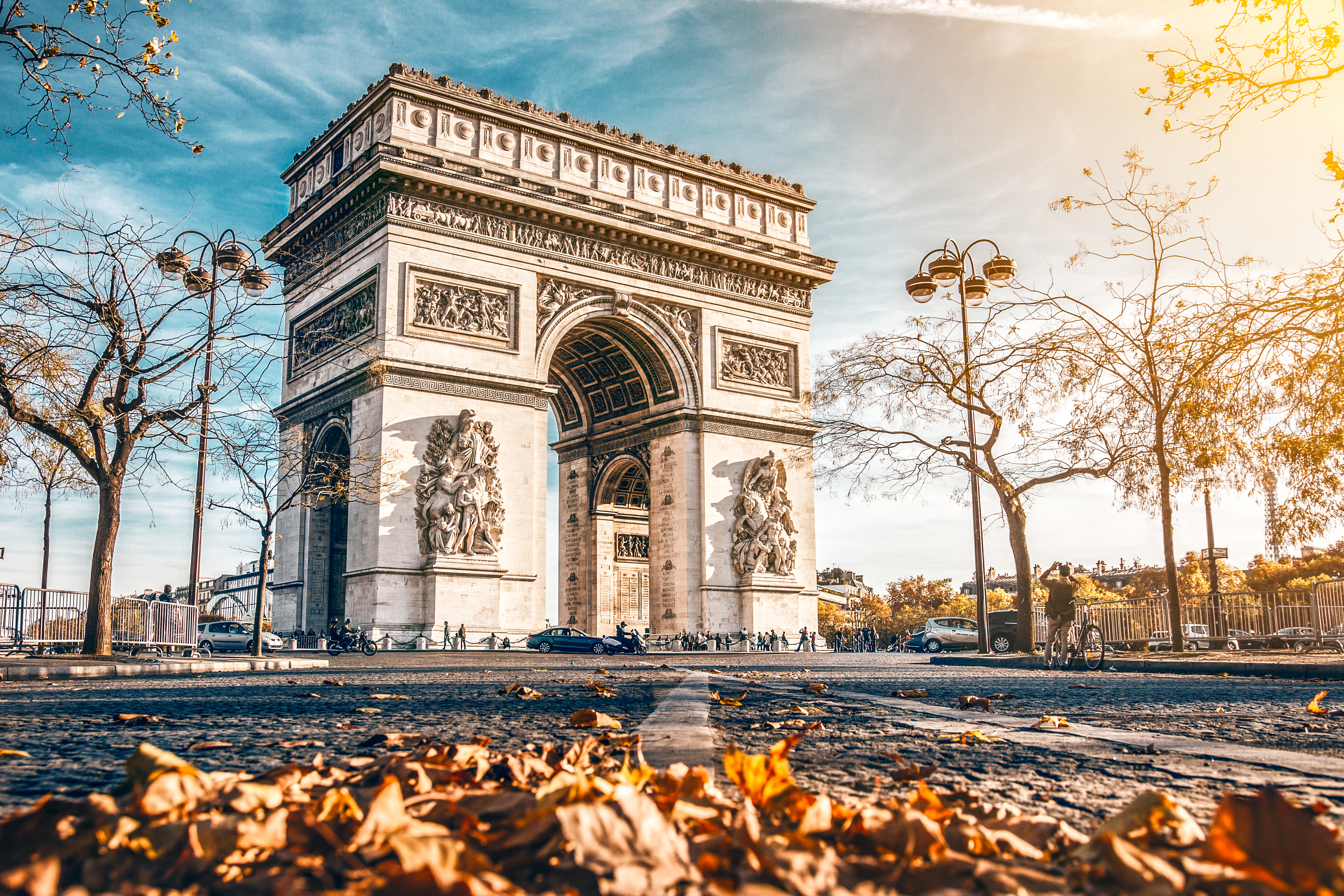 Триумфальная арка в Париже, столице Франции, ПМЖ которой могут получить иностранцы