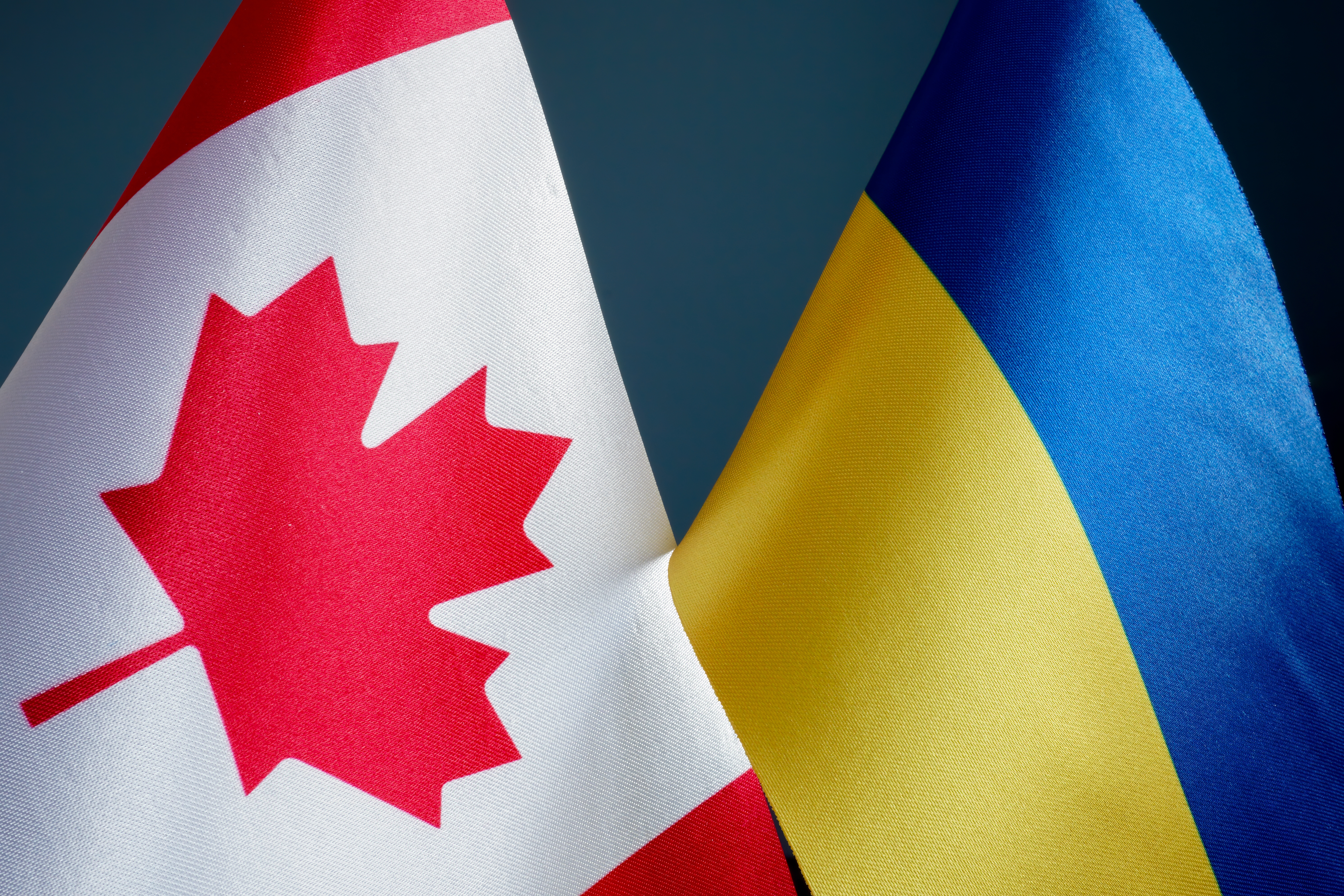 Флаги Украины и Канады, виза в которую доступна украинским гражданам