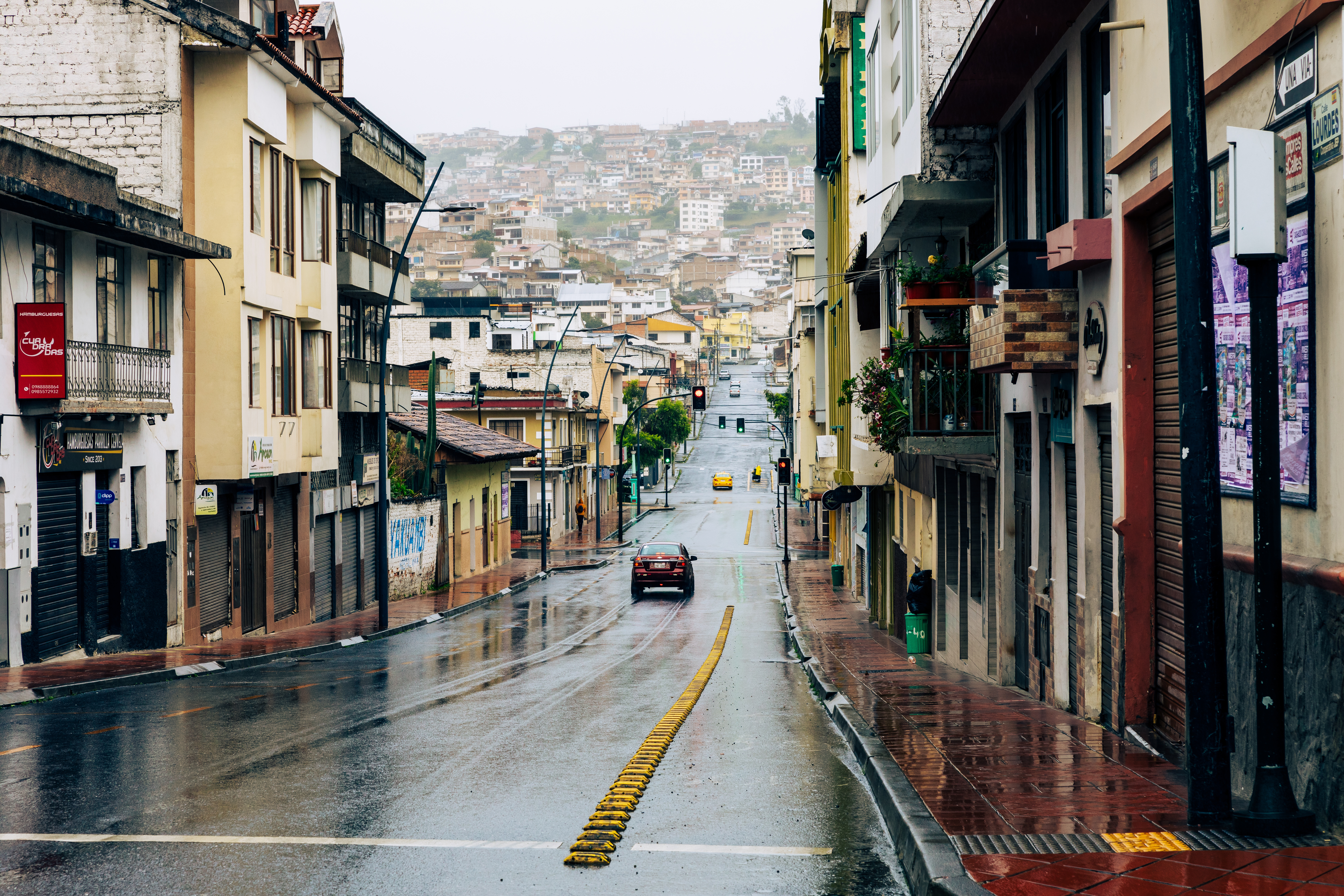 Вид на Эквадор, где для владельцев румынского гражданства действует безвиз