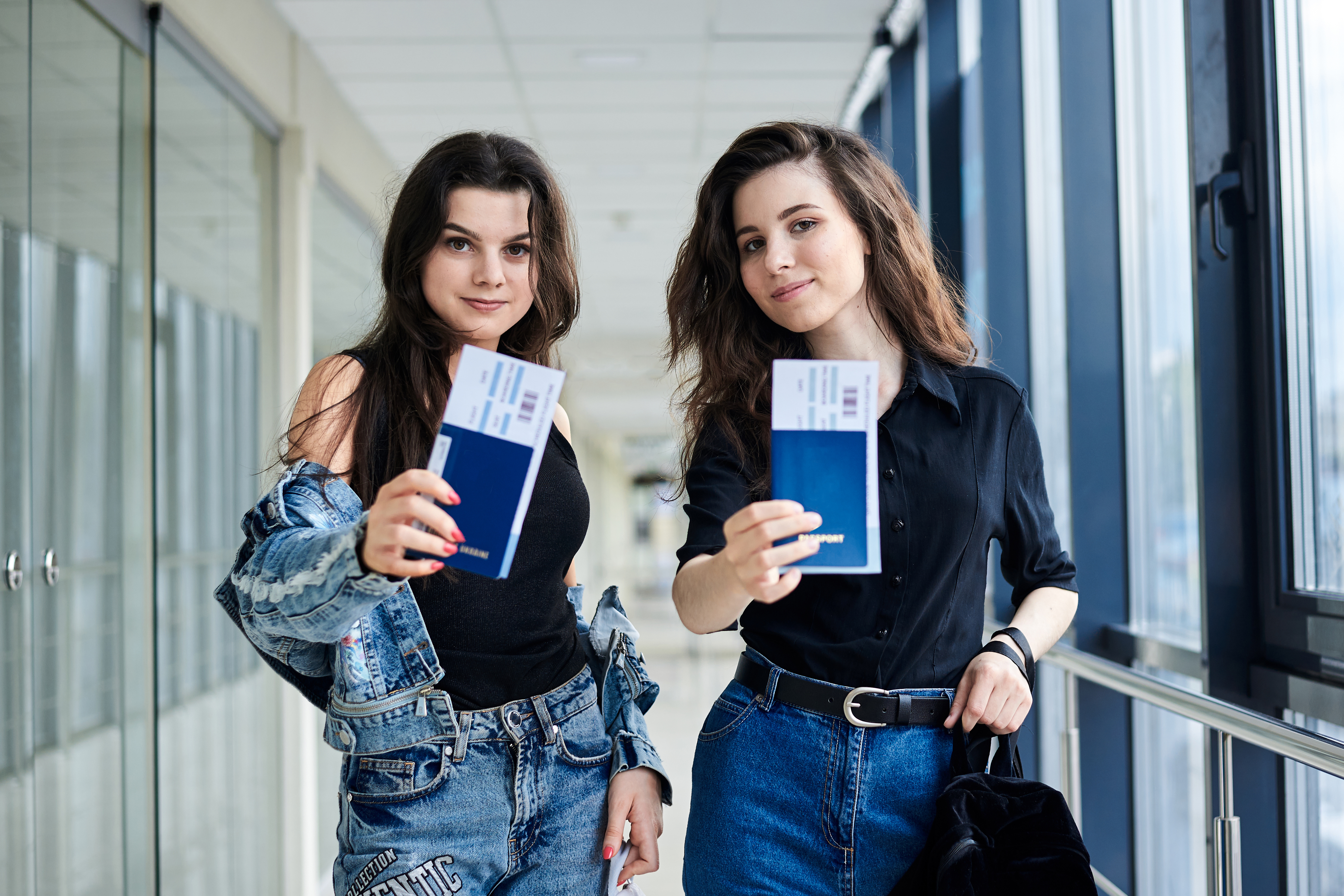 Девушки, оформившие второй паспорт Румынии на законном основании