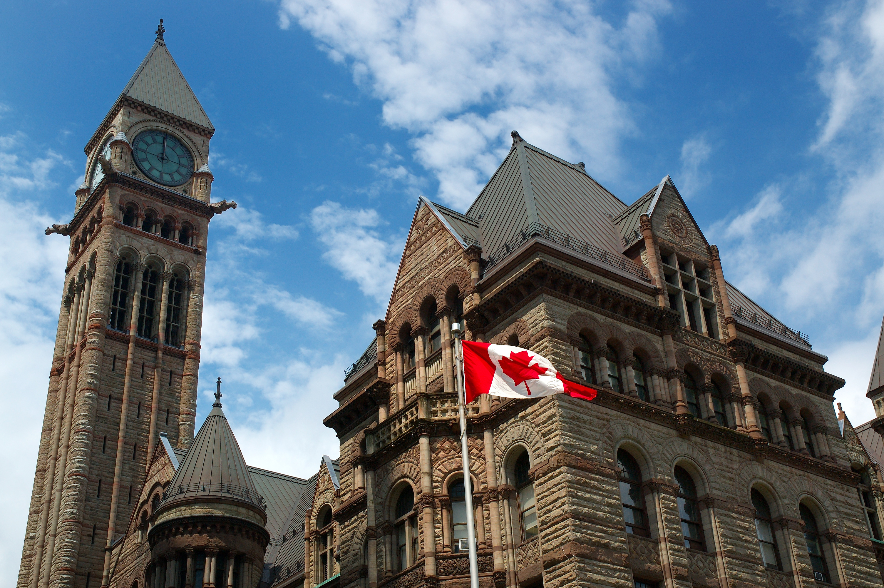 Сити холл в Торонто, в Канаде, куда иммигрировать могут иностранцы