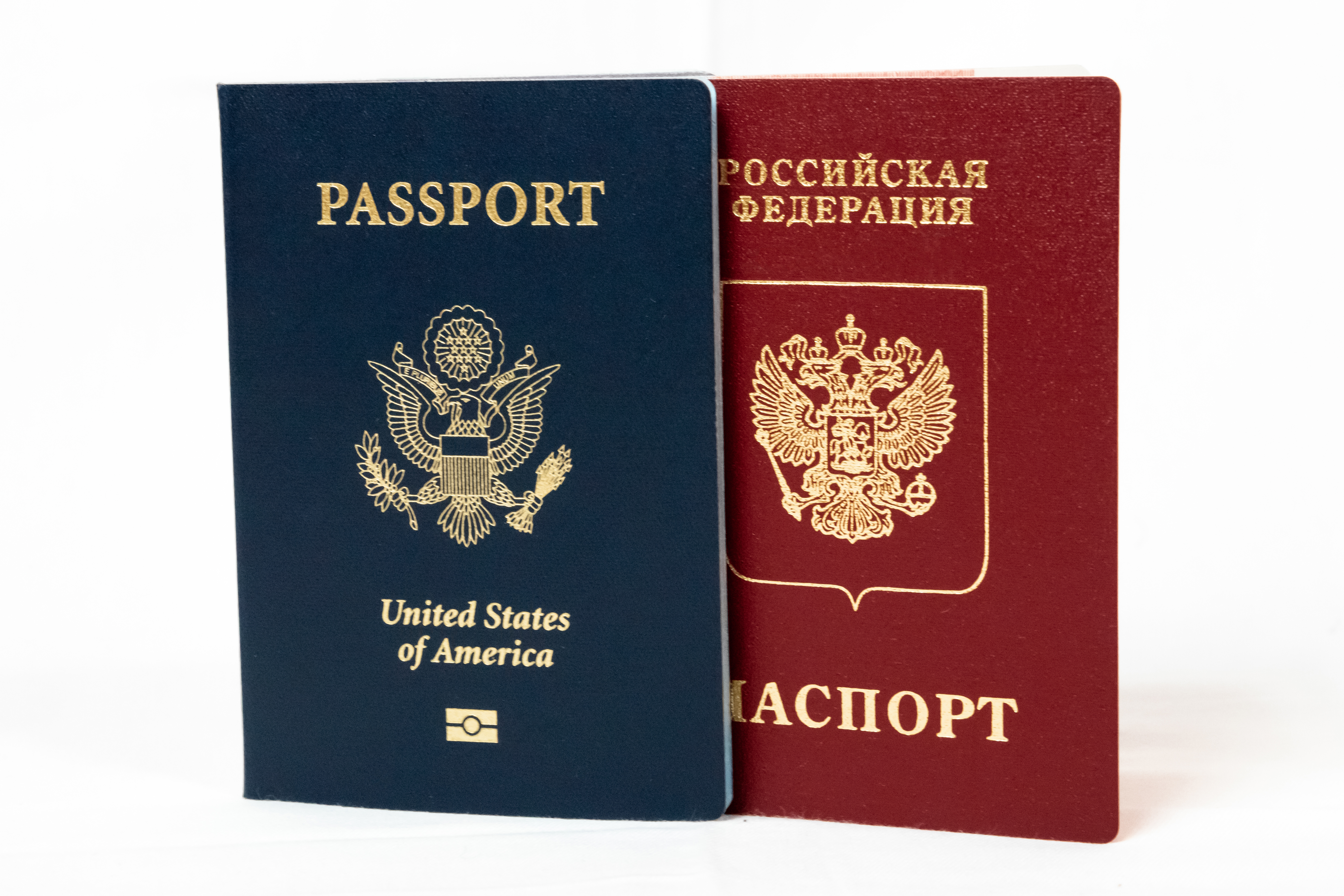 Паспорт России и США